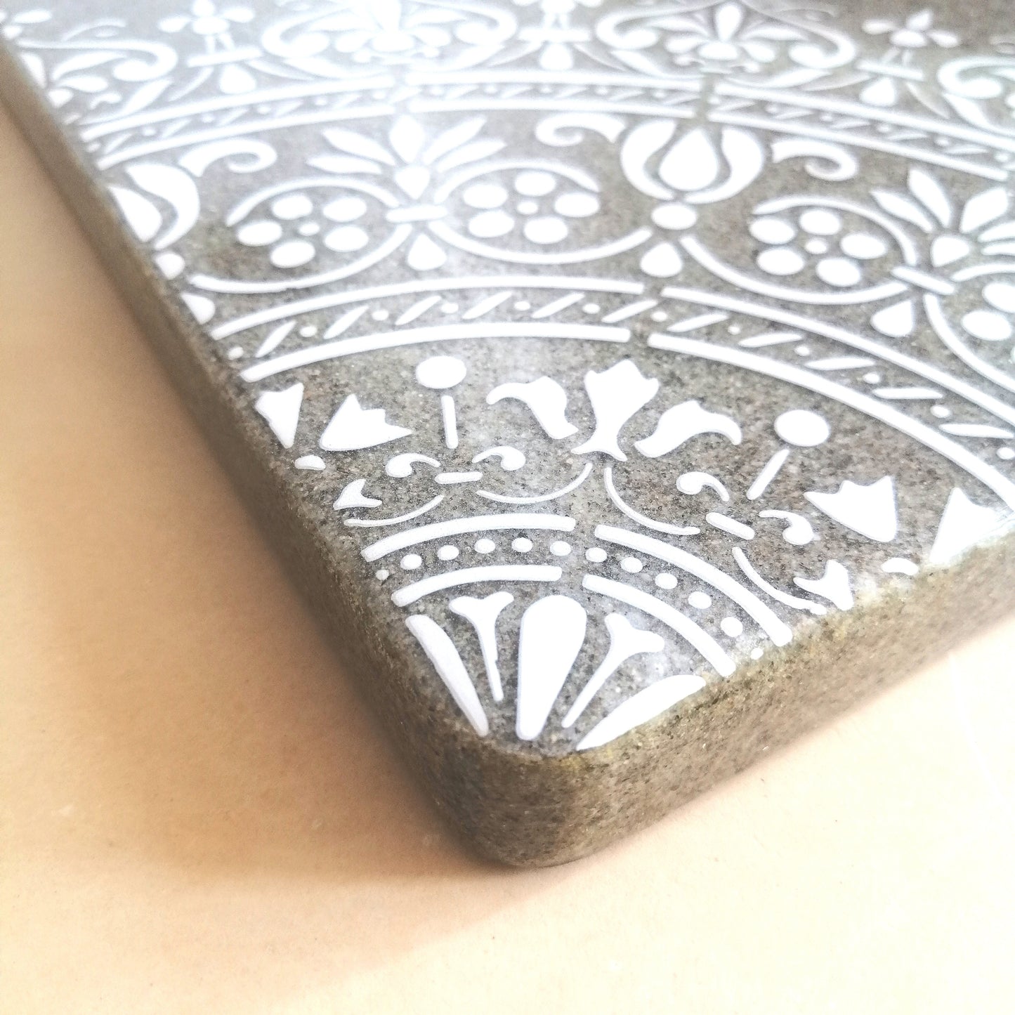 Tagliere vassoio da portata mandala grigio - Fabris Solutions